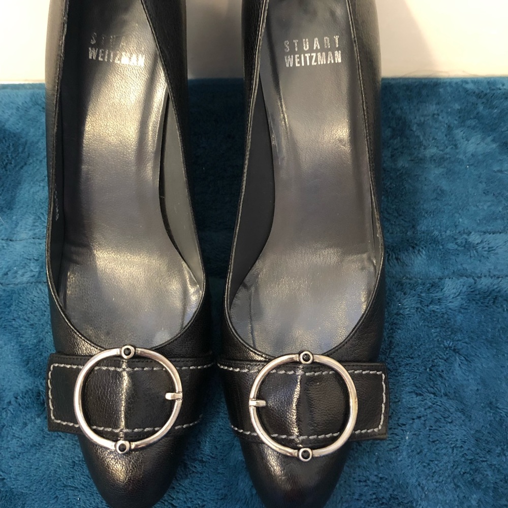 Stuart Weitzman 7N Black pumps w/silver buckles
